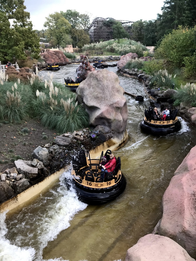 Inca statues and boats at the Piraña attraction at the Anderrijk kingdom and the Joris en de Draak attraction at the Ruigrijk kingdom, viewed from the suspension bridge at the south side