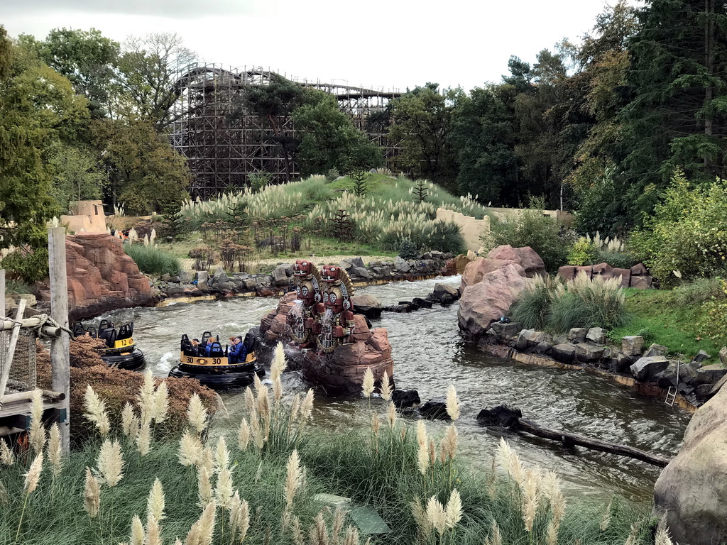 Inca statues and boats at the Piraña attraction at the Anderrijk kingdom and the Joris en de Draak attraction at the Ruigrijk kingdom, viewed from the suspension bridge at the south side