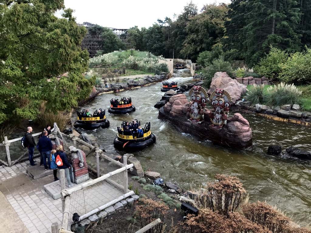 Inca statues and boats at the Piraña attraction at the Anderrijk kingdom, viewed from the suspension bridge at the south side