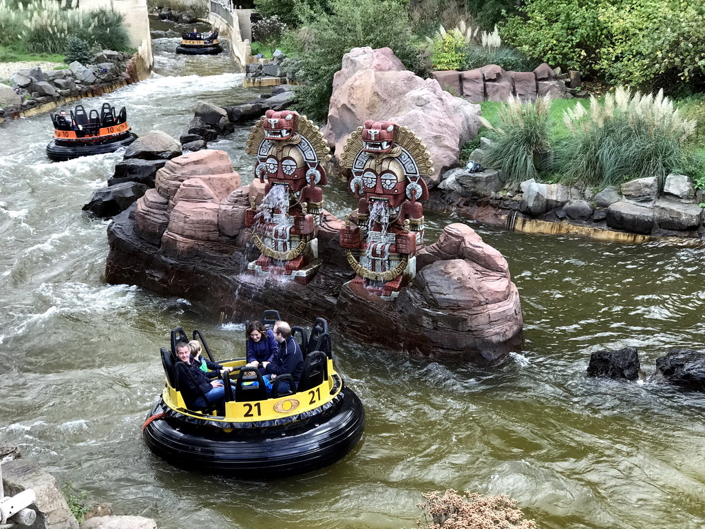 Inca statues and boats at the Piraña attraction at the Anderrijk kingdom, viewed from the suspension bridge at the south side