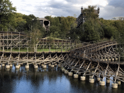 The Joris en de Draak and Vliegende Hollander attractions at the Ruigrijk kingdom, viewed from the northwest side of the Piraña attraction at the Anderrijk kingdom