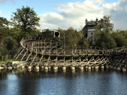 The Joris en de Draak and Vliegende Hollander attractions at the Ruigrijk kingdom, viewed from the northwest side of the Piraña attraction at the Anderrijk kingdom