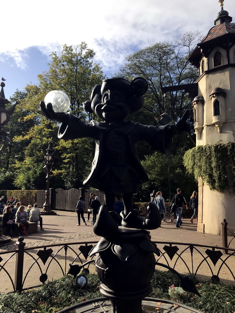 Statue of Pardoes at the Pardoespromenade at the Fantasierijk kingdom