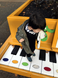 Max on a piano at the Kleuterhof playground at the Reizenrijk kingdom