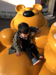 Max on a bear statue at the Kleuterhof playground at the Reizenrijk kingdom