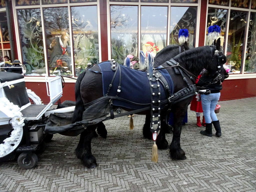 Horses and carriage in front of the Efteldingen souvenir shop, during the Winter Efteling