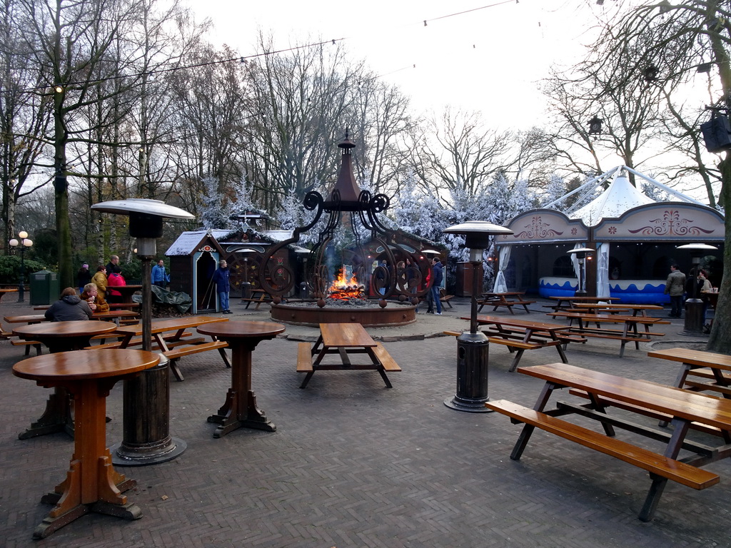 Bonfire at the Steenbokplein square at the Anderrijk kingdom, during the Winter Efteling
