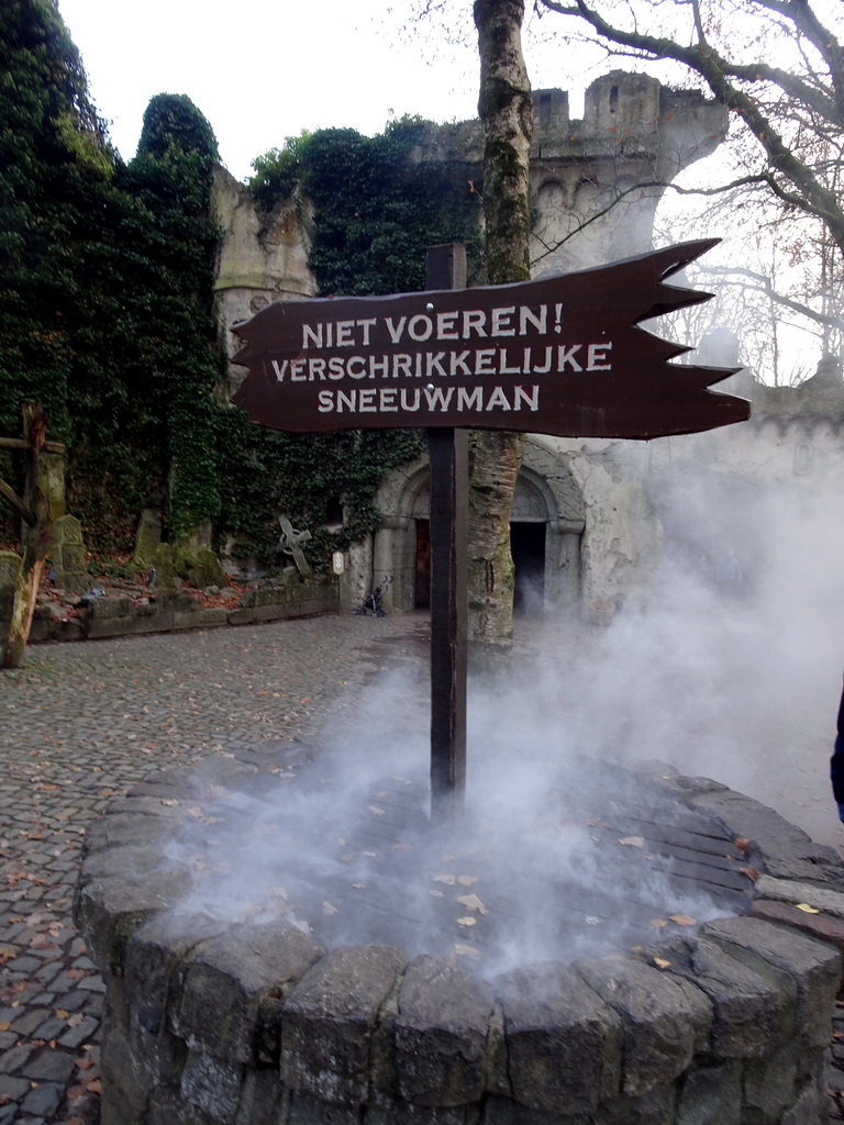 The Abominable Snowman attraction in front of the Spookslot attraction at the Anderrijk kingdom, during the Winter Efteling