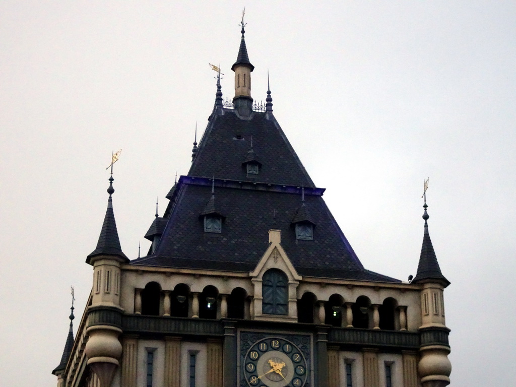 Tower of the Raveleijn theatre at the Marerijk kingdom, during the Raveleijn Parkshow at the Winter Efteling, at sunset