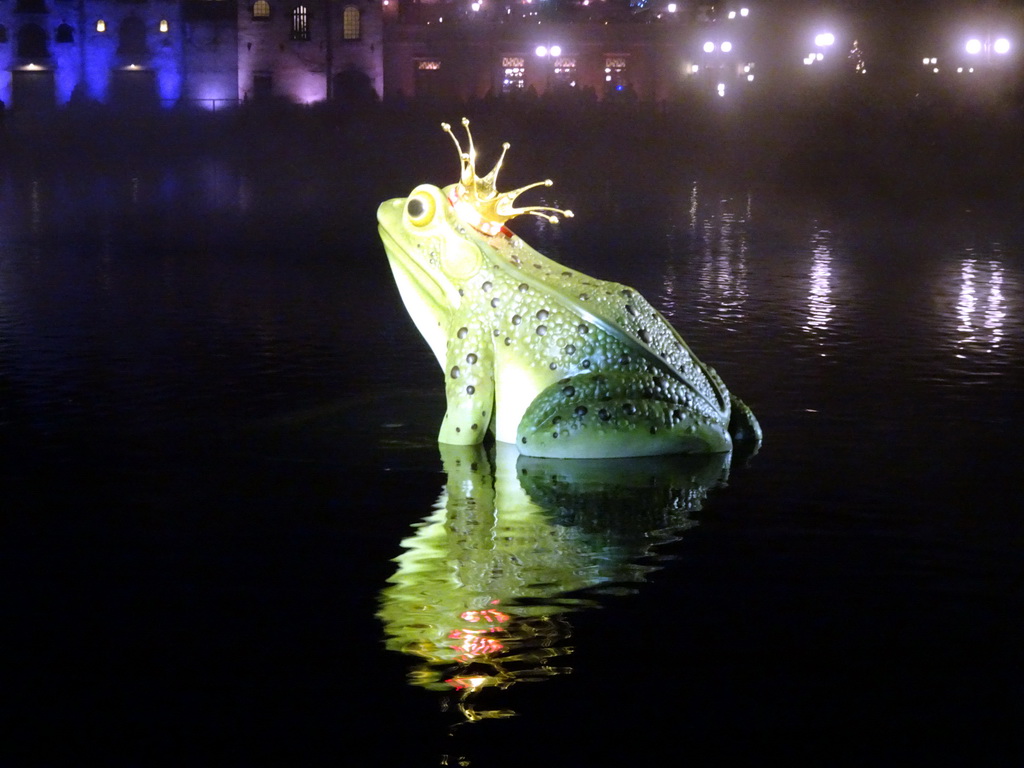 Frog fountain at the Aquanura lake at the Fantasierijk kingdom, just before the water show at the Winter Efteling, by night