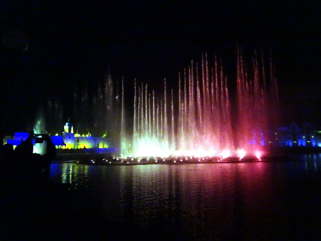 The Aquanura lake at the Fantasierijk kingdom and the Fata Morgana attraction at the Anderrijk kingdom, during the water show at the Winter Efteling, by night