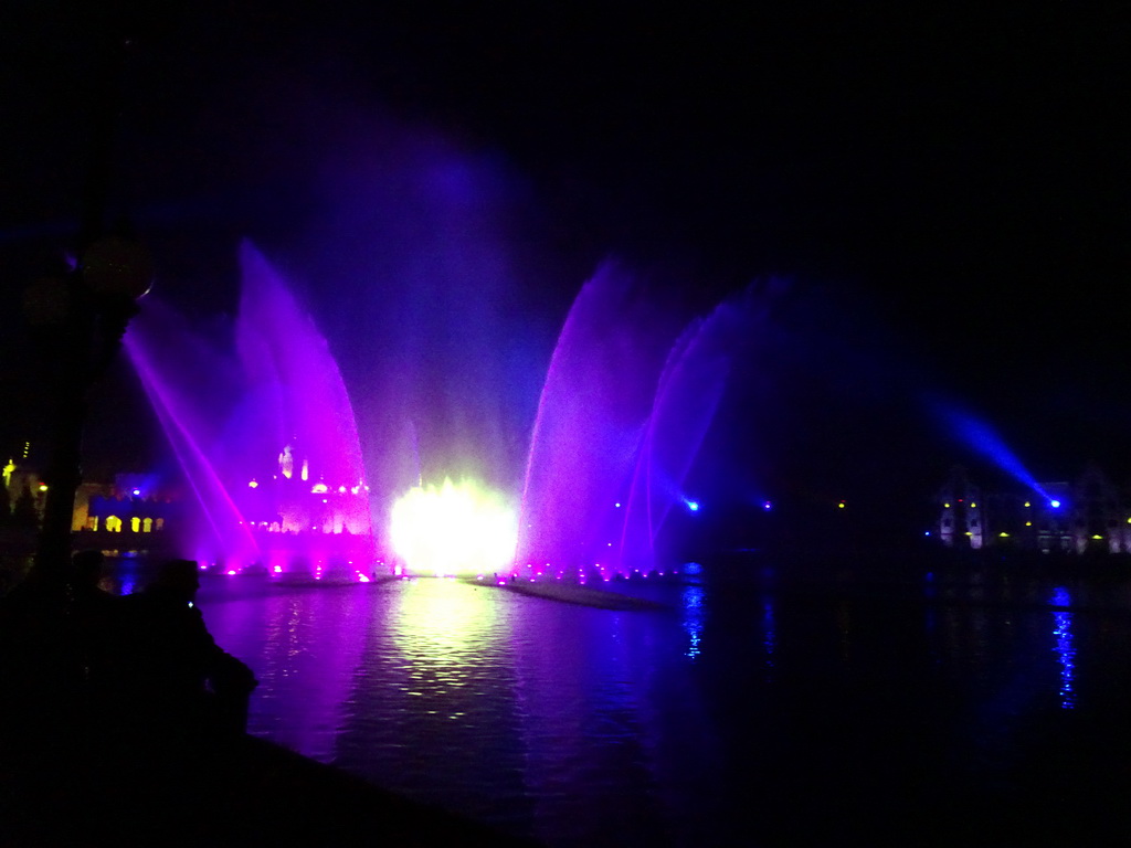 The Aquanura lake at the Fantasierijk kingdom, and the Fata Morgana attraction and the Efteling Theatre at the Anderrijk kingdom, during the water show at the Winter Efteling, by night