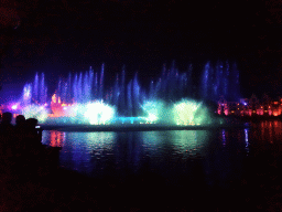 The Aquanura lake at the Fantasierijk kingdom, and the Fata Morgana attraction and the Efteling Theatre at the Anderrijk kingdom, during the water show at the Winter Efteling, by night