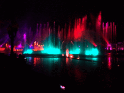 The Aquanura lake at the Fantasierijk kingdom, and the Fata Morgana attraction and the Efteling Theatre at the Anderrijk kingdom, during the water show at the Winter Efteling, by night