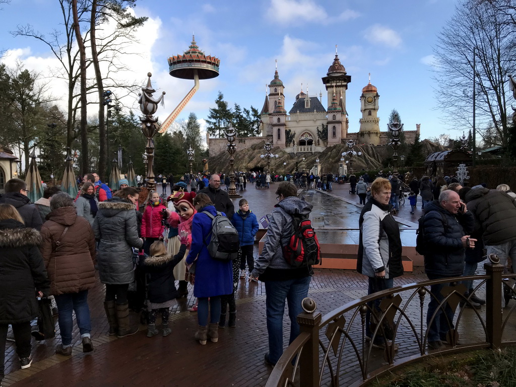 Princess Pardijn at the Pardoes Promenade in front of the Symbolica attraction at the Fantasierijk kingdom and the Pagode attraction at the Reizenrijk kingdom, during the Winter Efteling