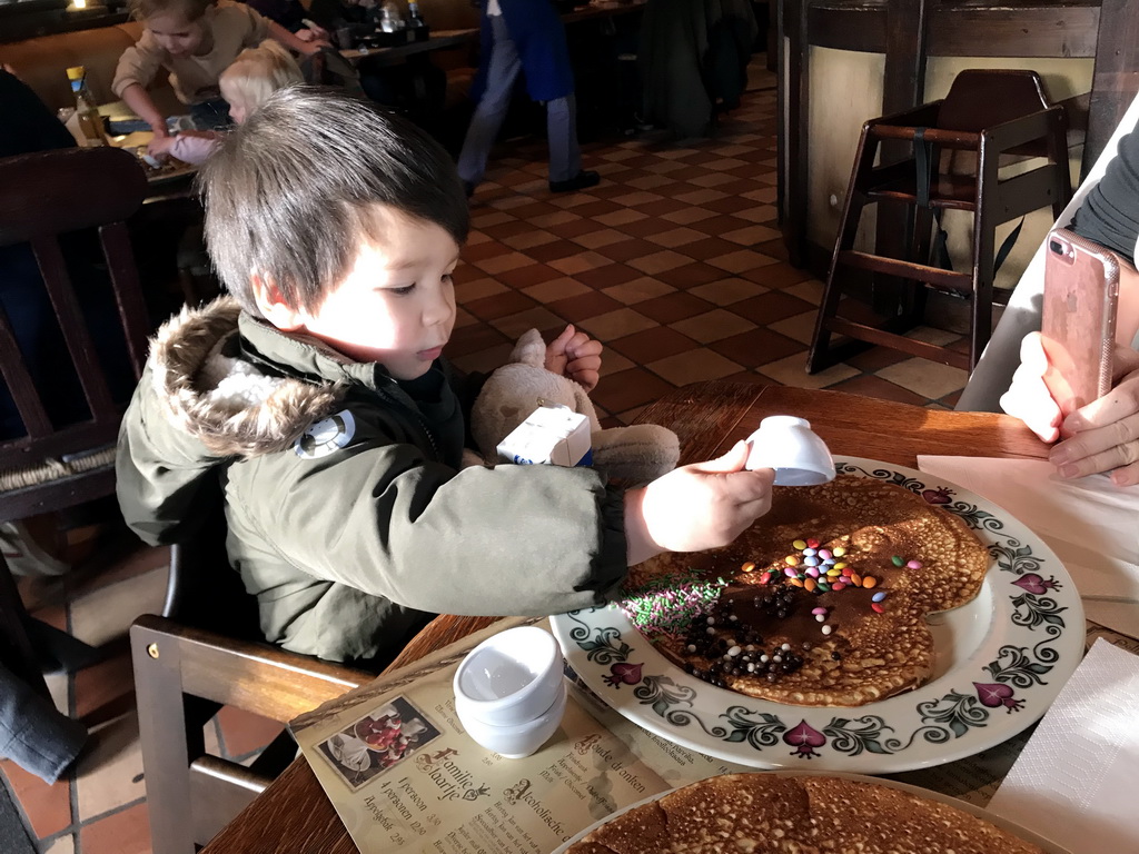 Max having a pancake at the Polles Keuken restaurant at the Fantasierijk kingdom