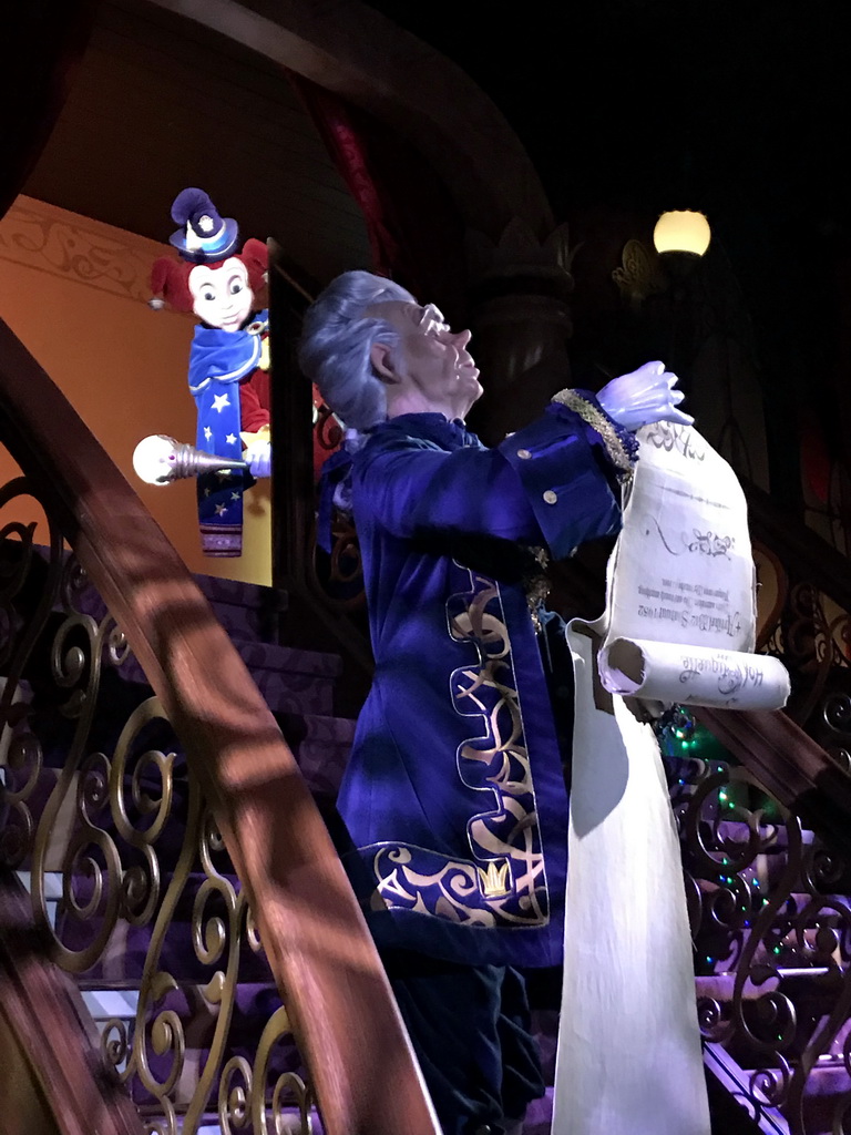 The lackey O.J. Punctuel and the jester Pardoes in the Lobby of the Symbolica attraction at the Fantasierijk kingdom, during the Winter Efteling