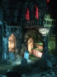 Tombstones and tomb in the Spookslot attraction at the Anderrijk kingdom, during the Winter Efteling