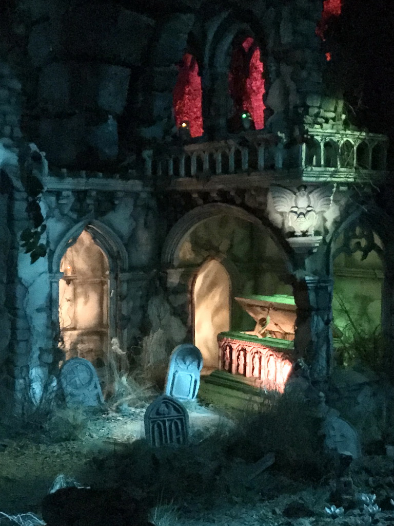 Tombstones and tomb in the Spookslot attraction at the Anderrijk kingdom, during the Winter Efteling