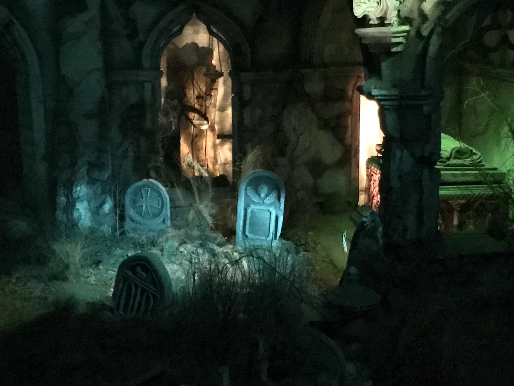 Tombstones and tomb in the Spookslot attraction at the Anderrijk kingdom, during the Winter Efteling