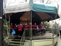 Musicians at a kiosk in front of the gate to the Sint Nicolaasplaets square at the Marerijk kingdom, during the Winter Efteling