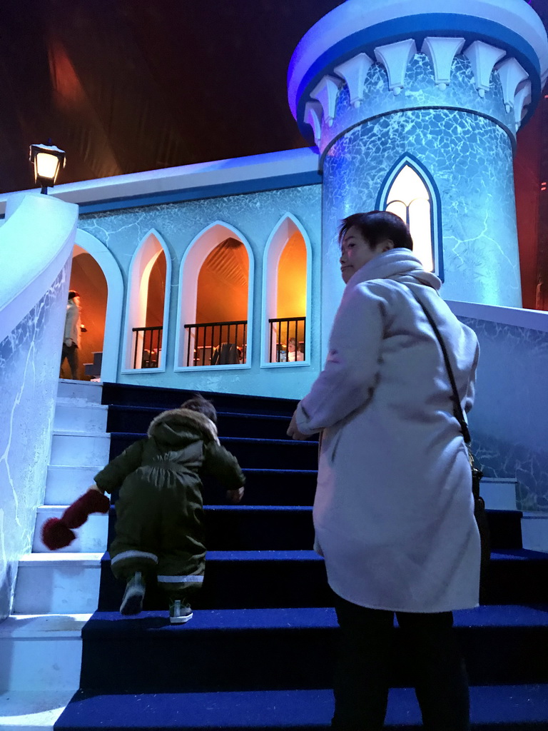 Miaomiao and Max on the staircase at the IJspaleis attraction at the Reizenrijk kingdom, during the Winter Efteling