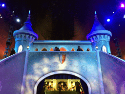 Miaomiao and Max at the upper floor of the IJspaleis attraction at the Reizenrijk kingdom, viewed from the lower floor, during the Winter Efteling