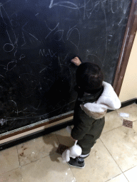 Max writing on the wall at the Panorama Restaurant at the Reizenrijk kingdom, during the Winter Efteling