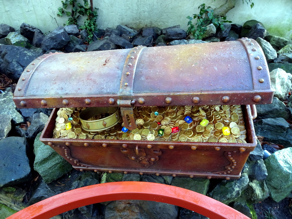 The treasure chest at the Dragon attraction at the Fairytale Forest at the Marerijk kingdom, during the Winter Efteling