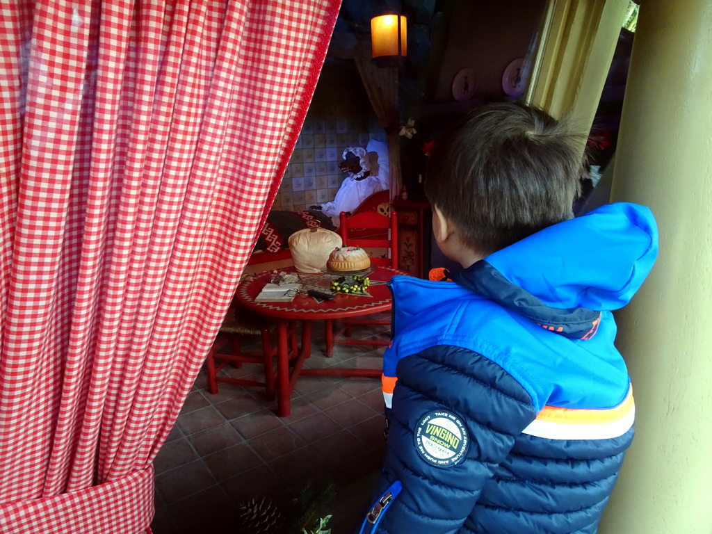 Max in front of the Big Bad Wolf at the Little Red Riding Hood attraction at the Fairytale Forest at the Marerijk kingdom, during the Winter Efteling