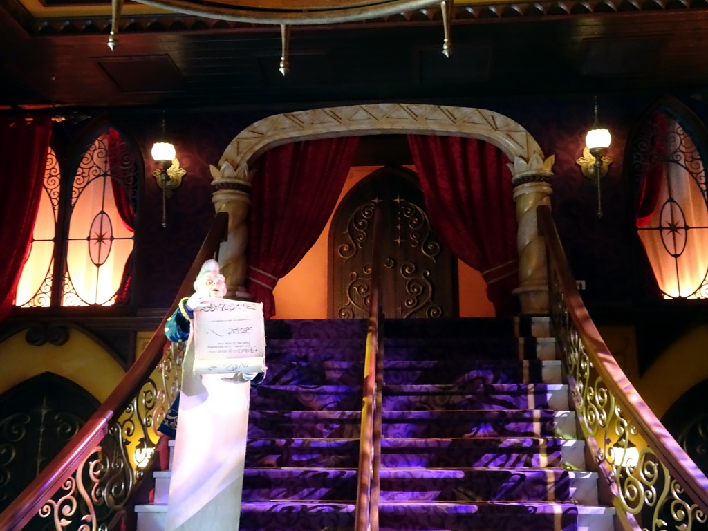 The lackey O.J. Punctuel in the Lobby of the Symbolica attraction at the Fantasierijk kingdom, during the Winter Efteling