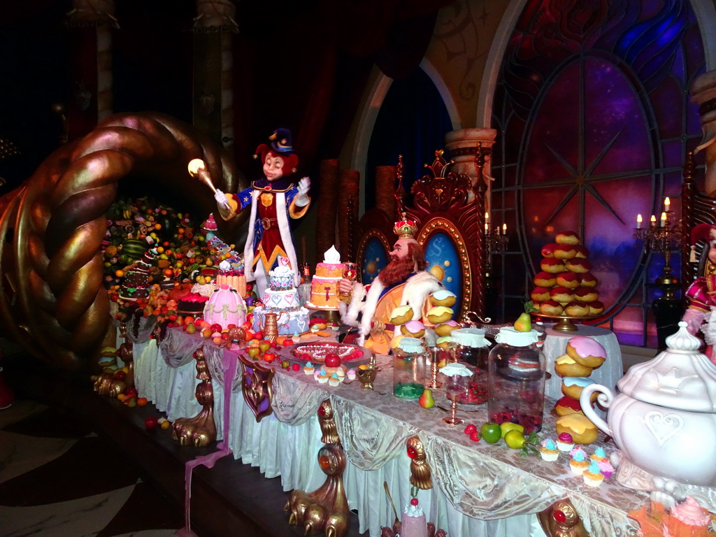 Jester Pardoes and King Pardulfus at the Royal Hall in the Symbolica attraction at the Fantasierijk kingdom, during the Winter Efteling