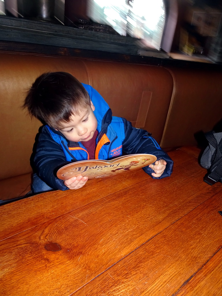 Max reading the menu at the Polles Keuken restaurant at the Fantasierijk kingdom, during the Winter Efteling