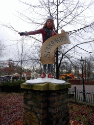 Statue pointing to the Fairytale Forest at the Marerijk kingdom, during the Winter Efteling