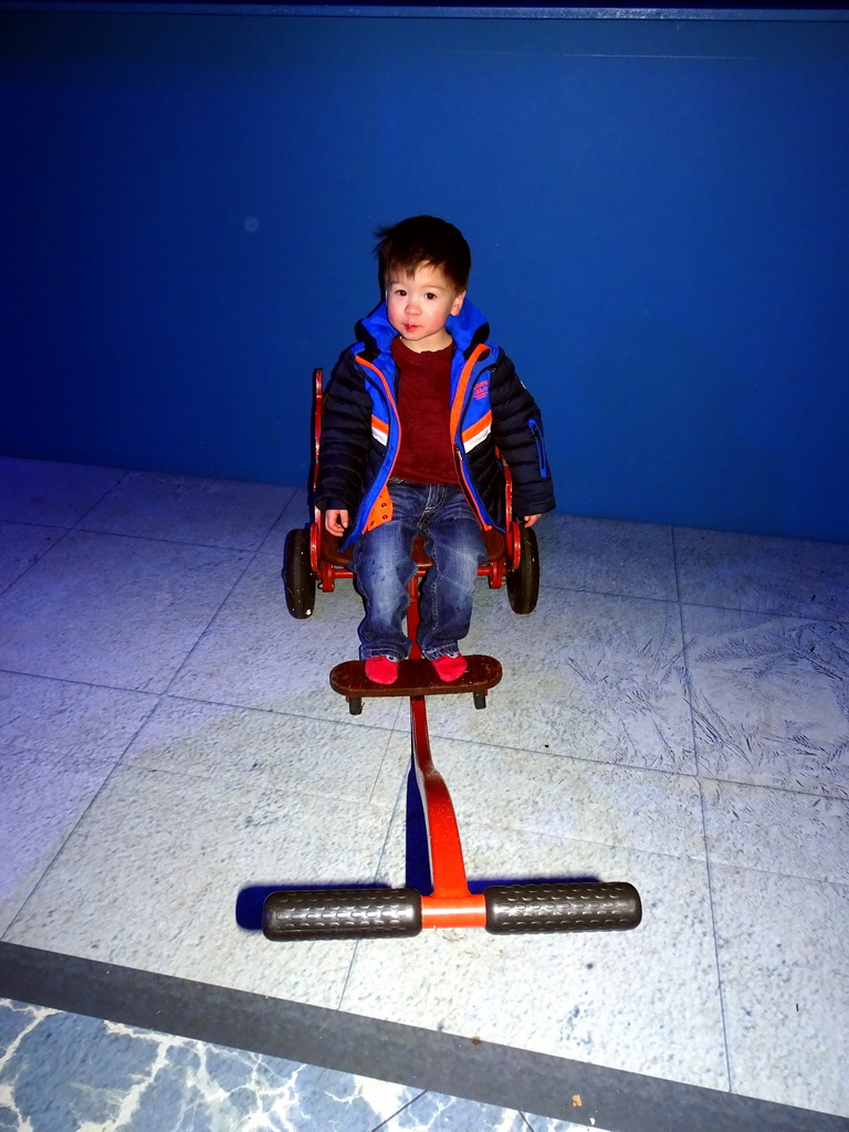 Max on a cart at the IJspaleis attraction at the Reizenrijk kingdom, during the Winter Efteling