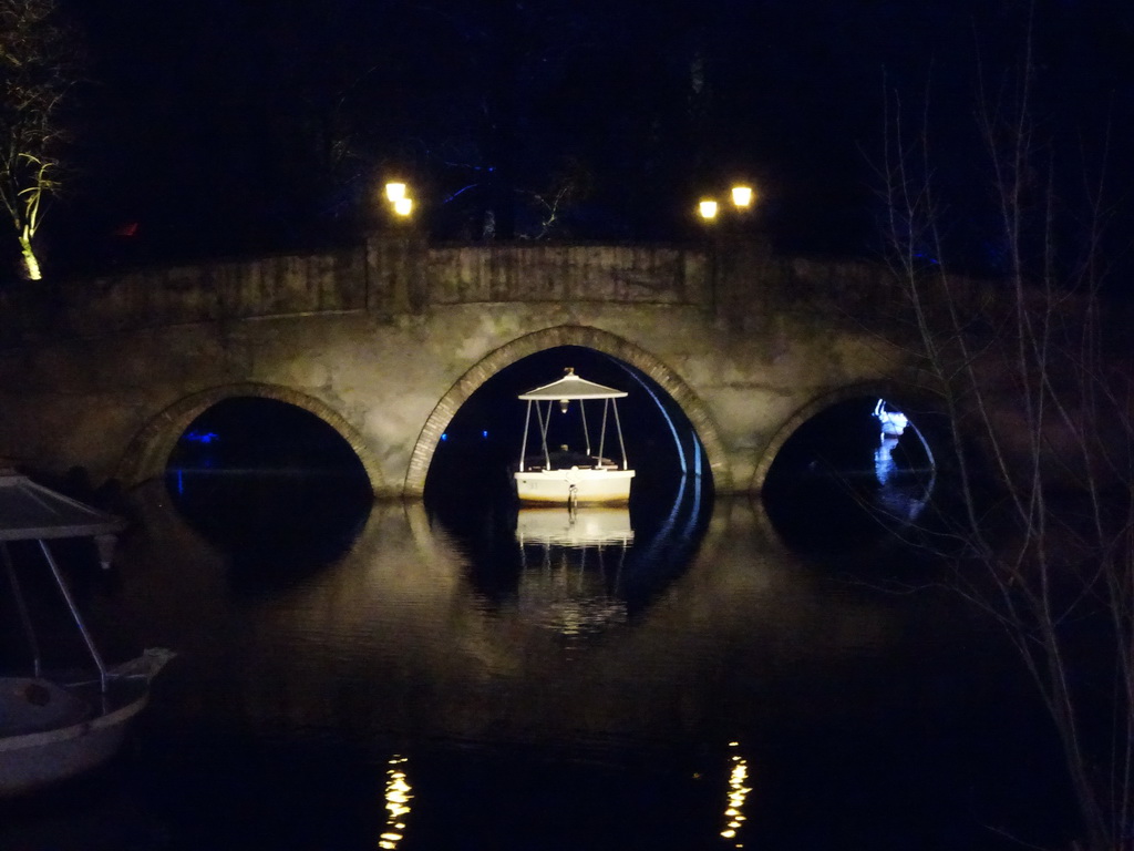 Bridge and boats at the Gondoletta lake at the Reizenrijk kingdom, during the Winter Efteling, by night