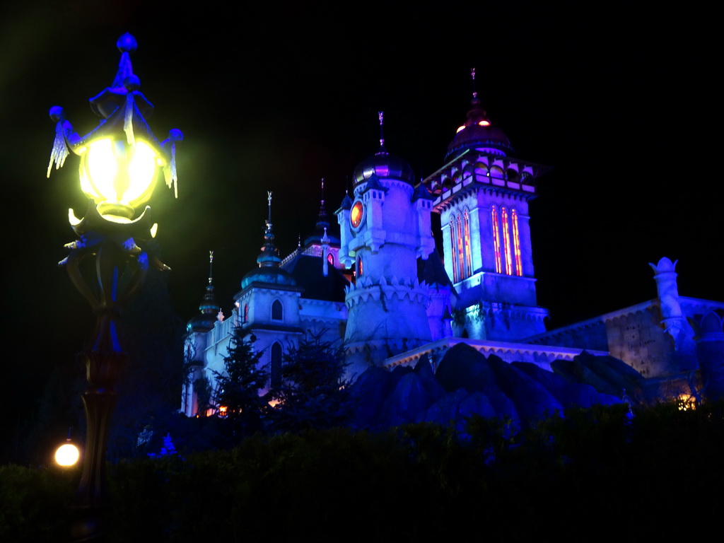 Street lantern and the Symbolica attraction at the Fantasierijk kingdom, during the Winter Efteling, by night