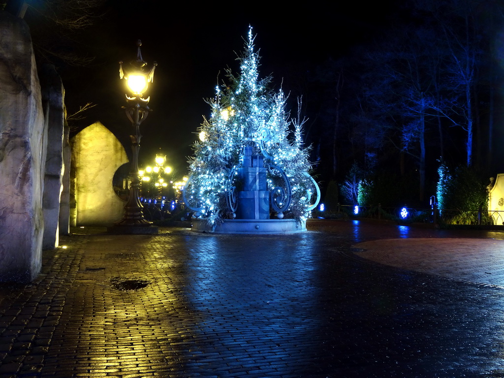 Christmas tree at the Pardoes Promenade at the Fantasierijk kingdom, during the Winter Efteling, by night