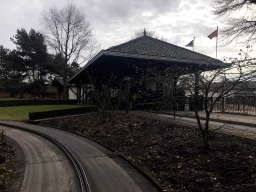 Entrance building of the Oude Tufferbaan attraction at the Ruigrijk kingdom, viewed from the automobile