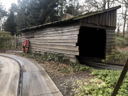 Shed at the Oude Tufferbaan attraction at the Ruigrijk kingdom, viewed from the automobile