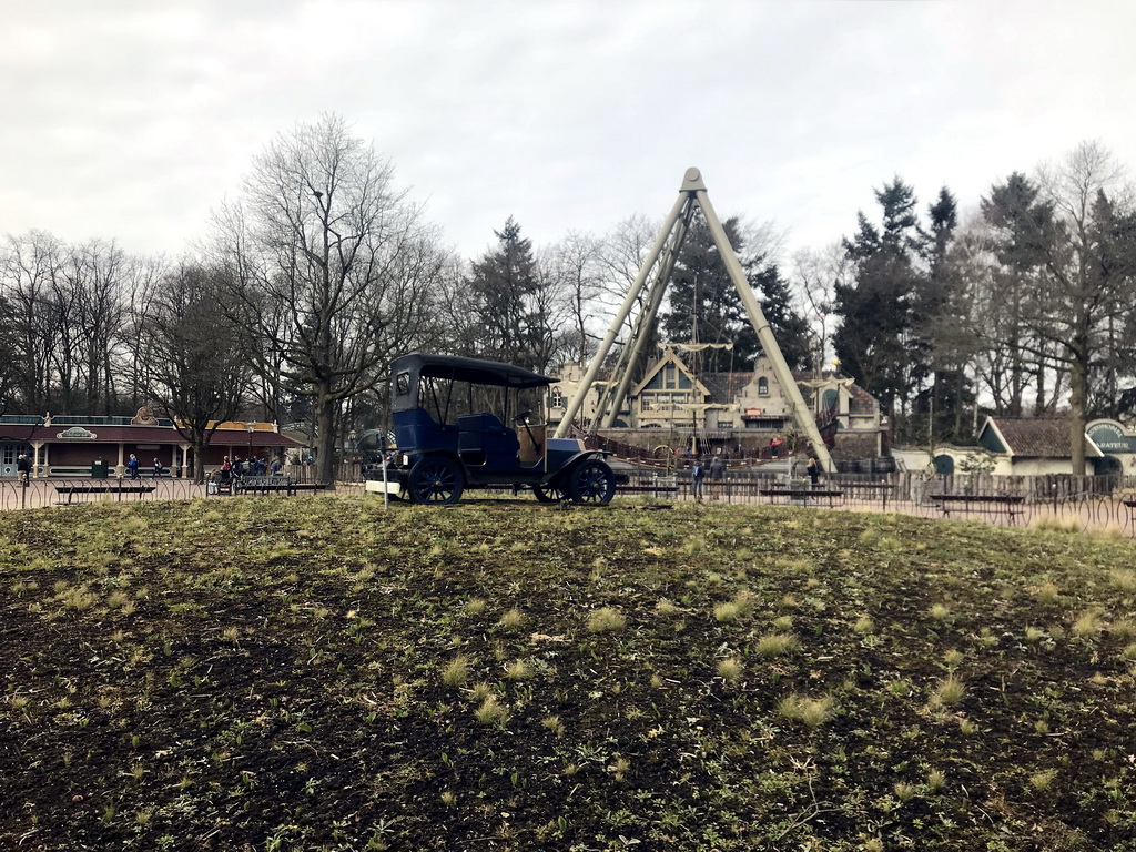 `Oude Tuffer` Automobile at the Oude Tufferbaan attraction and the Halve Maen attraction at the Ruigrijk kingdom, viewed from the automobile