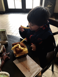 Max having lunch at the Hongerige Machinist restaurant at Station de Oost at the Ruigrijk kingdom