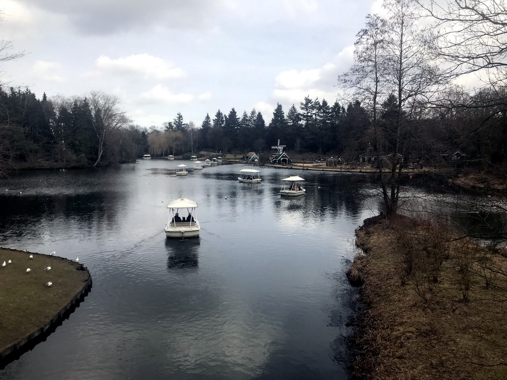 The Gondoletta lake and the Kinderspoor attractions at the Ruigrijk kingdom, viewed from the southern bridge from the Ruigrijk kingdom to the Fantasierijk kingdom