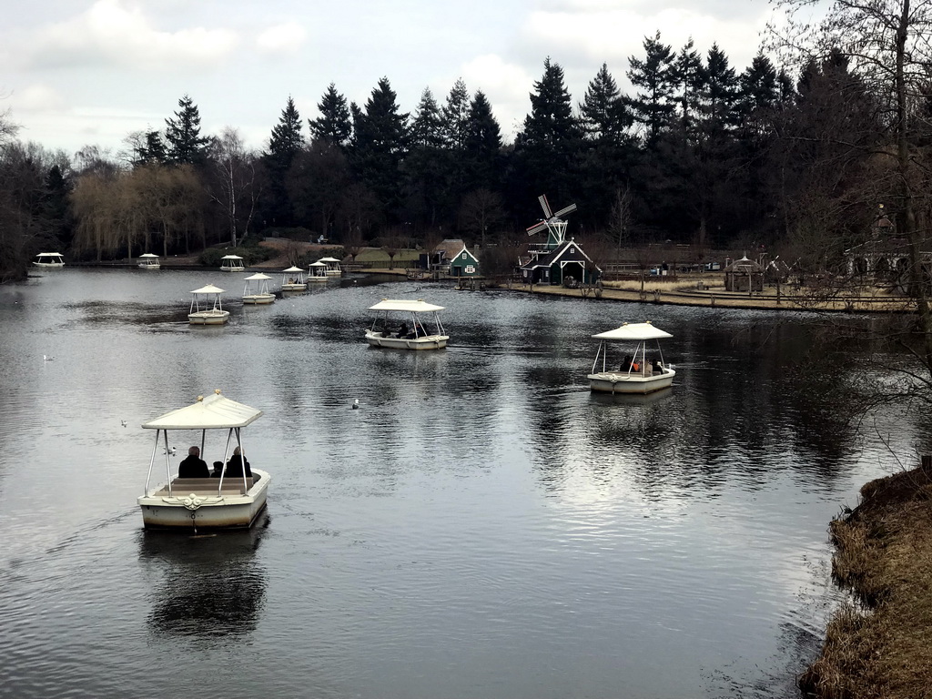 The Gondoletta lake and the Kinderspoor attractions at the Ruigrijk kingdom, viewed from the southern bridge from the Ruigrijk kingdom to the Fantasierijk kingdom