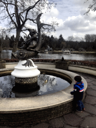 Max with the fountain on the island inbetween the Ruigrijk kingdom and the Fantasierijk kingdom