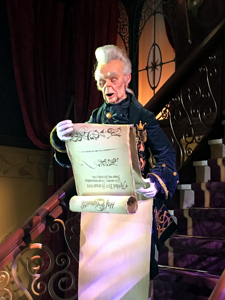 The lackey O.J. Punctuel in the Lobby of the Symbolica attraction at the Fantasierijk kingdom