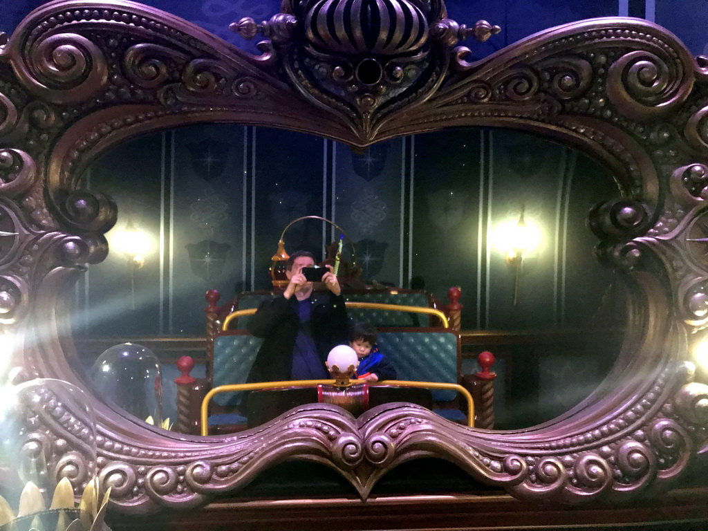 Tim and Max in the mirror at the Heroes Cabinet in the Symbolica attraction at the Fantasierijk kingdom