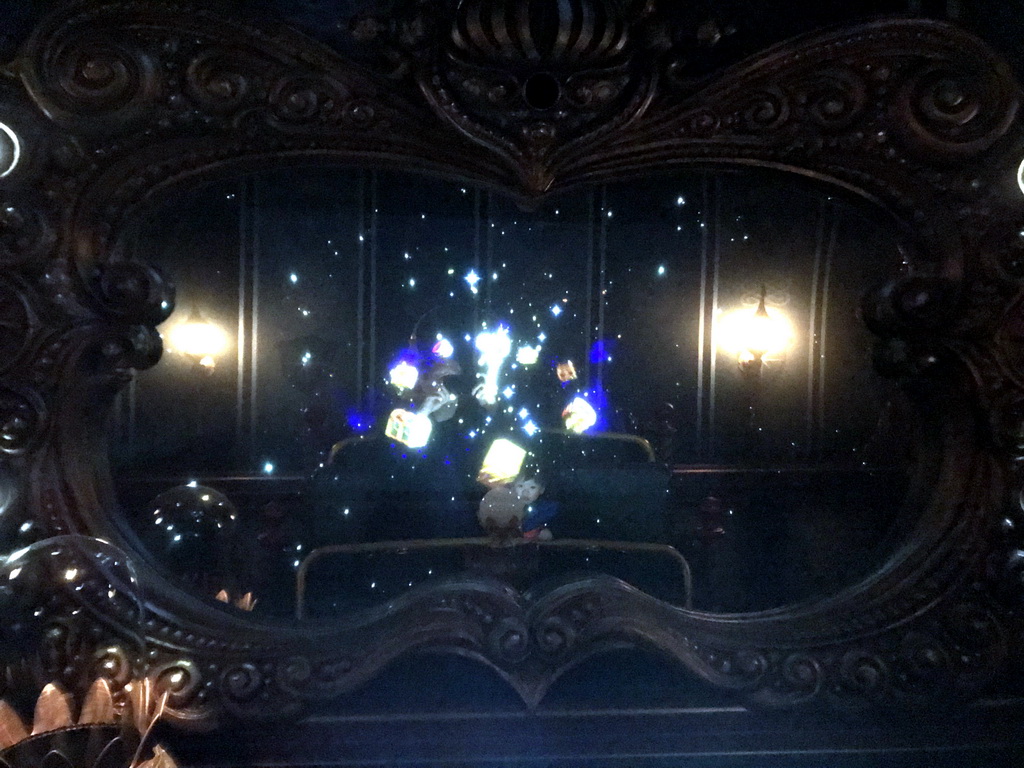 Tim and Max in the mirror at the Heroes Cabinet in the Symbolica attraction at the Fantasierijk kingdom