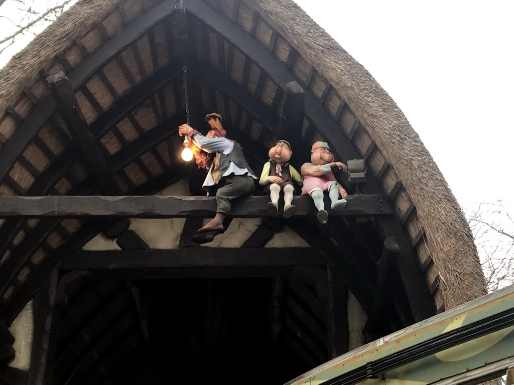 Lektriek and two other Laaf people at the Leunhuys building at the Laafland attraction at the Marerijk kingdom