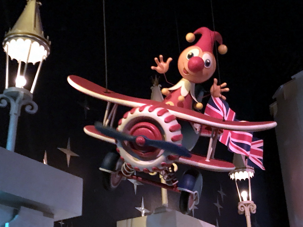 Jokie in an airplane at the British scene at the Carnaval Festival attraction at the Reizenrijk kingdom
